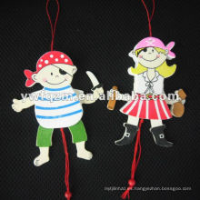 muñeco de cuerda de madera de diseño pirata para niños